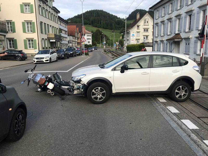 Unfall zwischen Auto und Motorrad