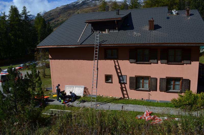 St. Moritz: Arbeiter stürzt von Hausdach