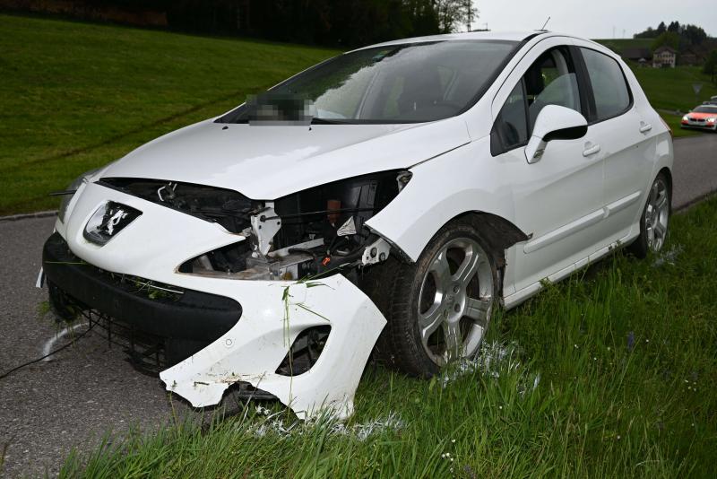 Bütschwil: Auto kommt von Strasse ab – Fahrer fahrunfähig