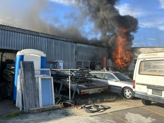 Schlieren: Erheblicher Sachschaden bei Brand in Garagenbetrieb