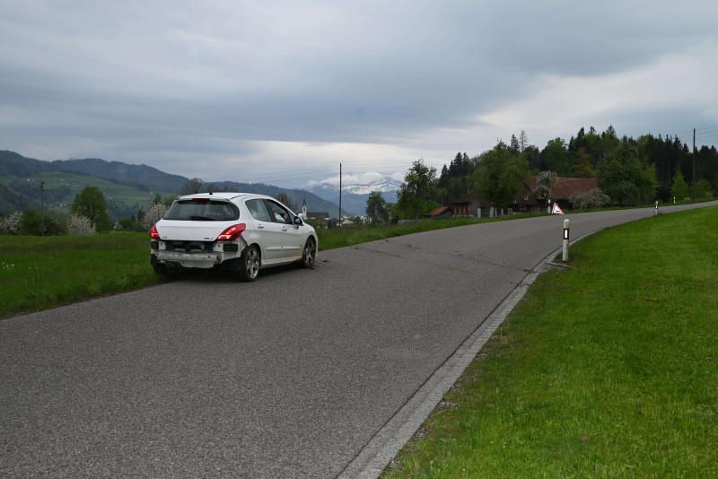 Bütschwil: Auto kommt von Strasse ab – Fahrer fahrunfähig