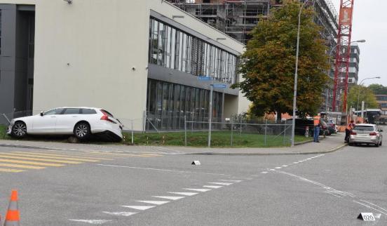 Regensdorf: Automobilist entzieht sich durch Raserfahrt Polizeikontrolle und verursacht Selbstunfall