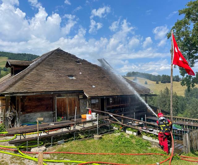 Brand in einer Alphütte in Pringy