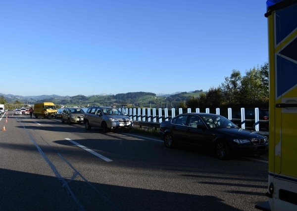 Autobahn A1: Auffahrunfall auf der Autobahn - Verletzte und hoher Sachschaden