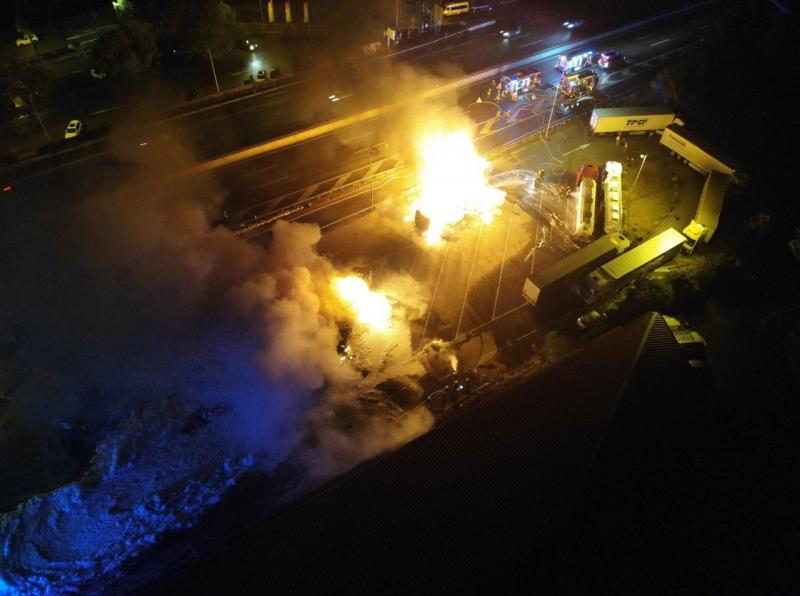 Zwei Lastwagen komplett ausgebrannt – Die Polizei sucht Zeugen