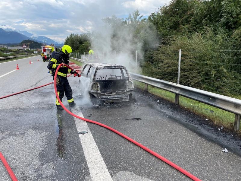 Domat-Ems: Fahrzeugbrand auf der A13 verursacht Verkehrsbehinderung