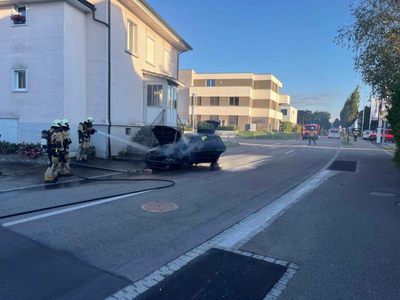 Schwarzenbach: Auto in Brand