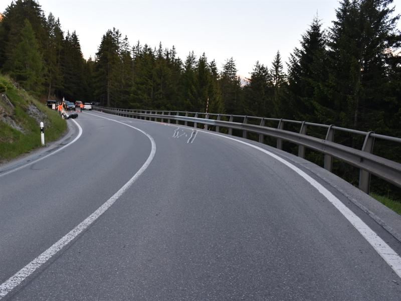 Lantsch/Lenz: Motorradfahrer wird über Leitplanke geschleudert