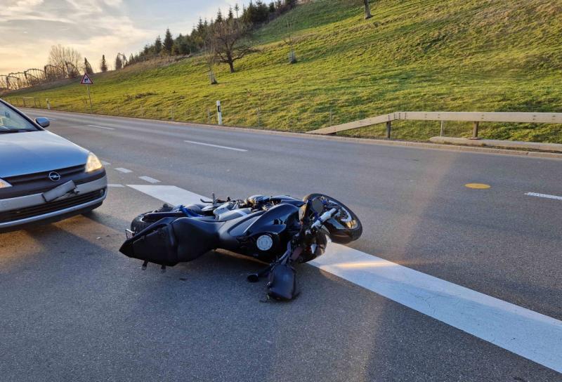 Oberuzwil: Auto fährt in Motorrad