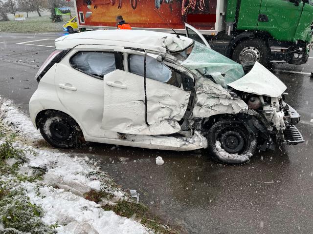 Unfall auf Hauptstraße in Richtung Rossrüti: Autofahrerin in Kollision verwickelt